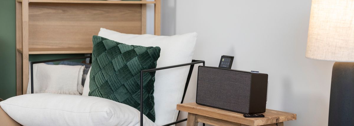 PURE Evoke Home auf einem kleinen Tisch im Wohnzimmer