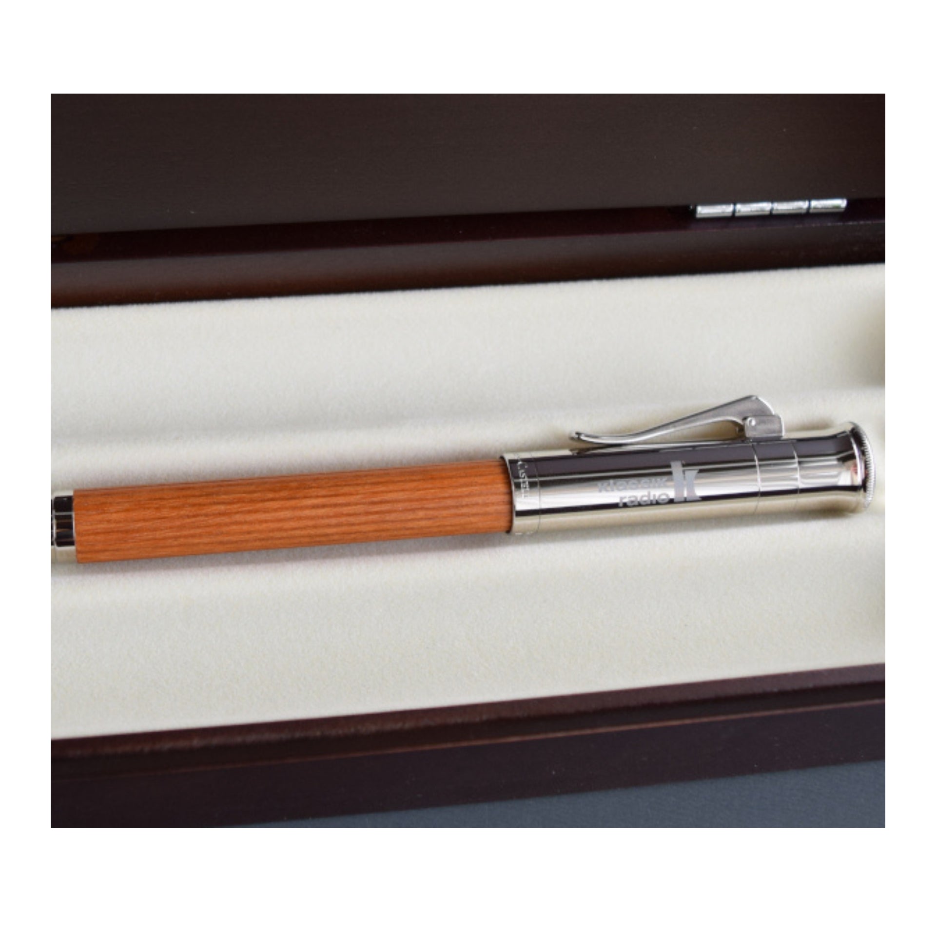 Klassik Radio Füllfederhalter von Faber-Castell mit Klassik Radio-Schriftzug auf der Kappe