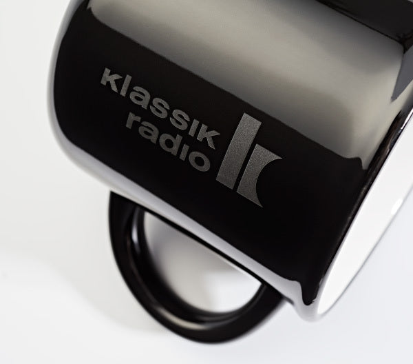 Klassik Radio Tasse, rangezoomt mit Klassik Radio Logo eingeprägt, schwarz