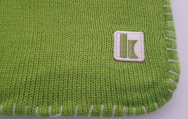 Klassik Radio Wärmfasche, eingezoomt auf unten rechts, wo das K von Klassik Radio Logo eingestickt ist