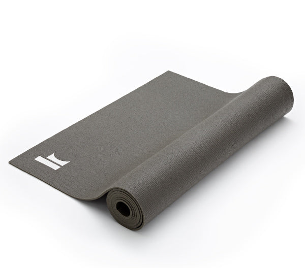 Klassik Radio Yogamatte, grau, ein Stück ausgerollt, um das eingeprägte K von Klassik Radio zu sehen