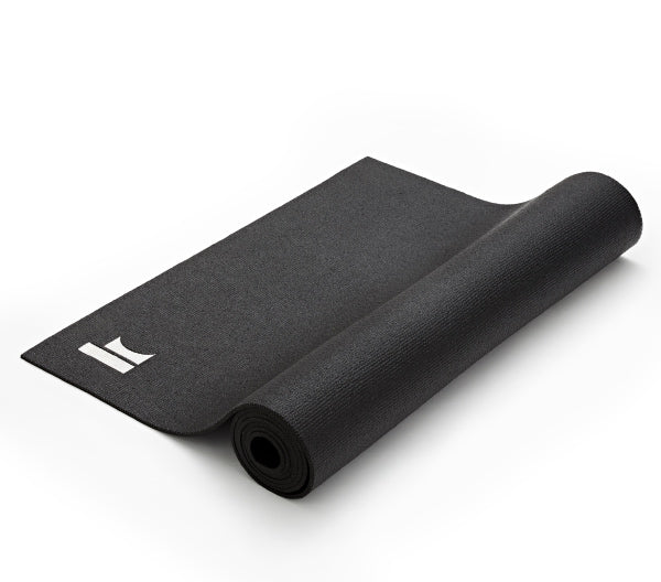 Klassik Radio Yogamatte, schwarz, ein Stück ausgerollt, um das eingeprägte K von Klassik Radio zu sehen
