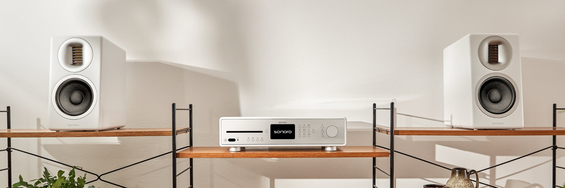 sonoro ORCHESTRA SLIM Gen 2, weiß mit sonoro maestro auf einem Regal