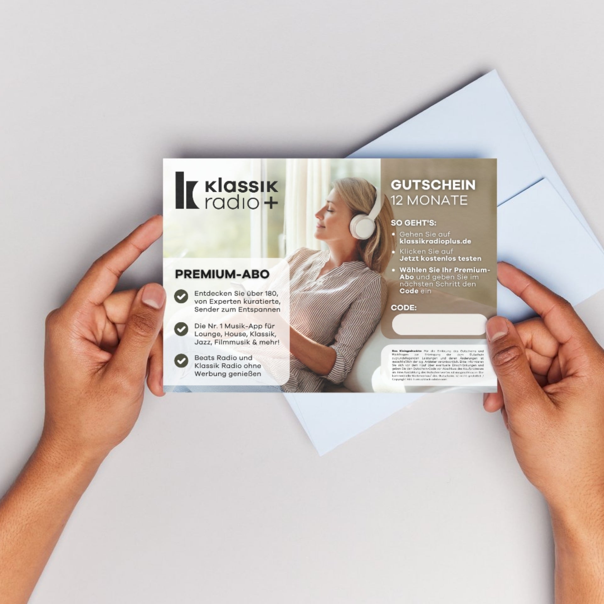 Klassik Radio Plus Gutschein für 12 Monate Premium ausgepackt in zwei Händen