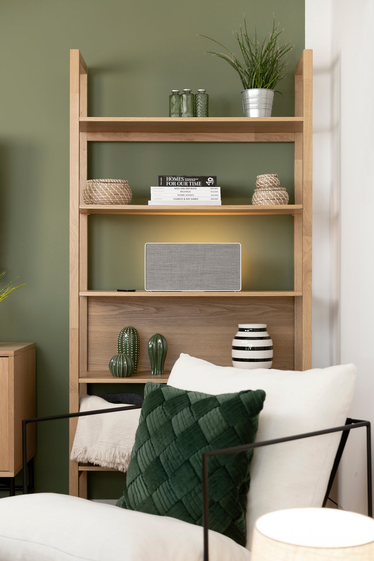 PURE Evoke Home im Regal, im Wohnzimmer