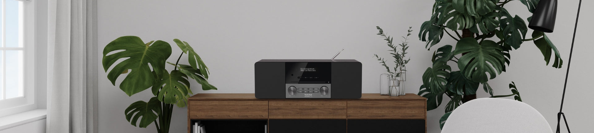 Schwarzes DIGITRADIO 3 ASA auf Sideboard 