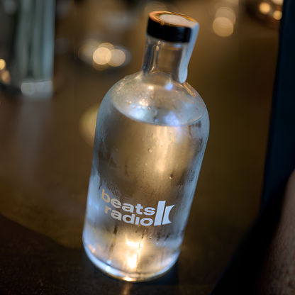 Beats Radio Glasflasche am Bartresen