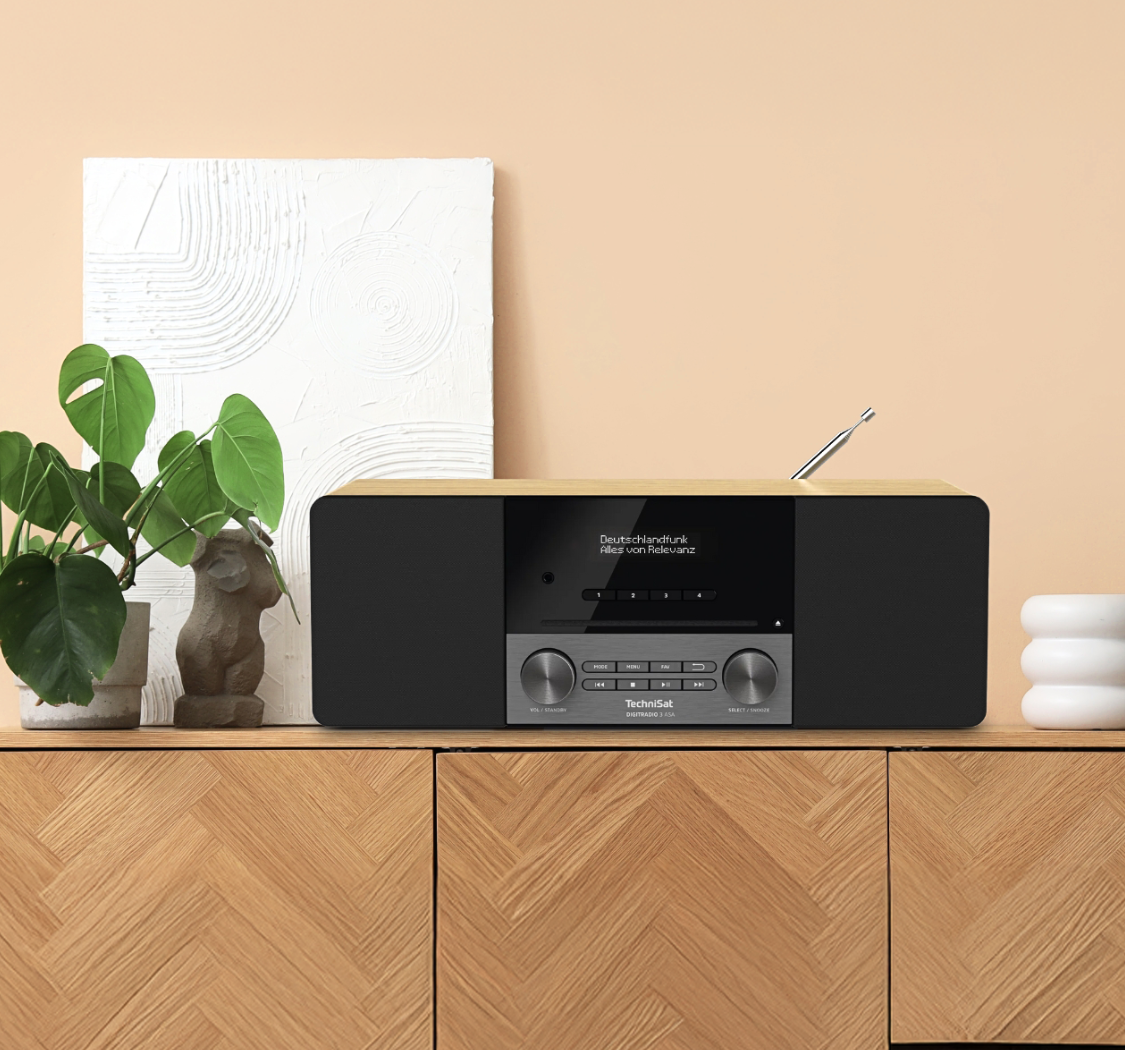Das Digitradio mit ASA-Funktion steht auf einer Kommode