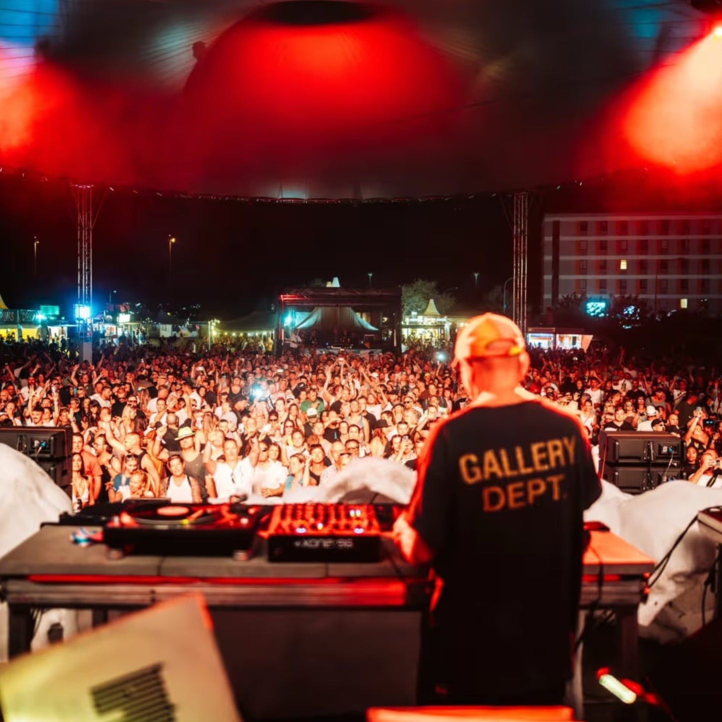 Fly with me, DJ auf der Bühne, Copytight: 
MBM Musik + Event GmbH