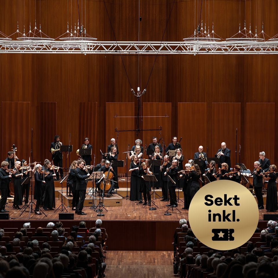 Totale des Freiburger Barockorchesters in einem Konzertsaal