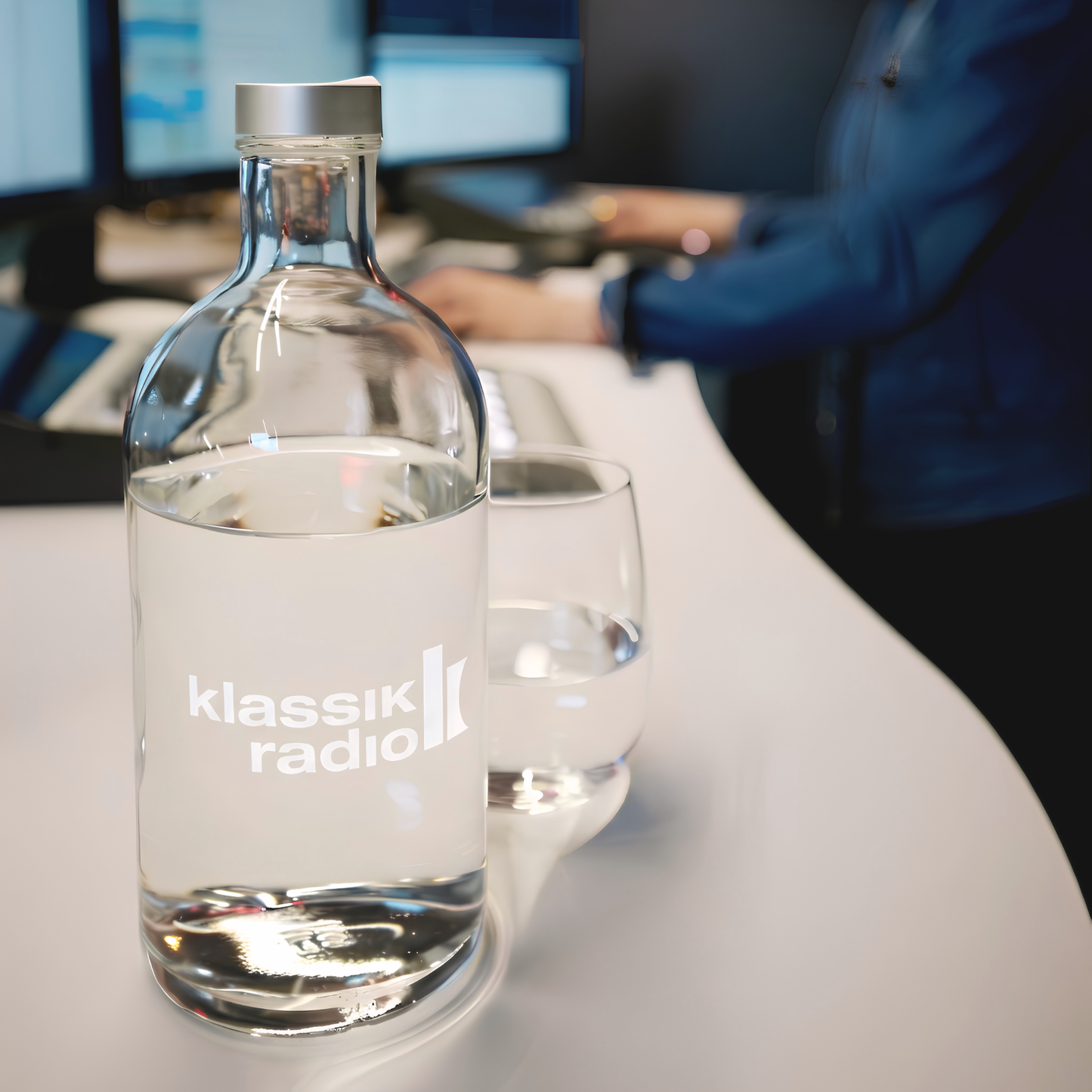 Klassik Radio Glasflasche im Radiosender