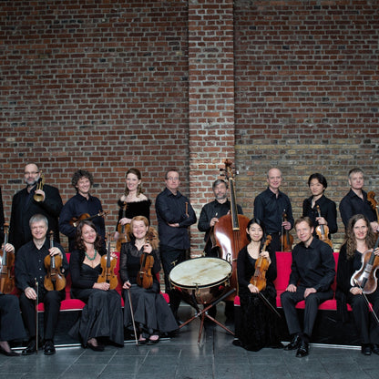 Gruppenfoto des Originalklangensembles Concerto Köln vor einer Backsteinwand