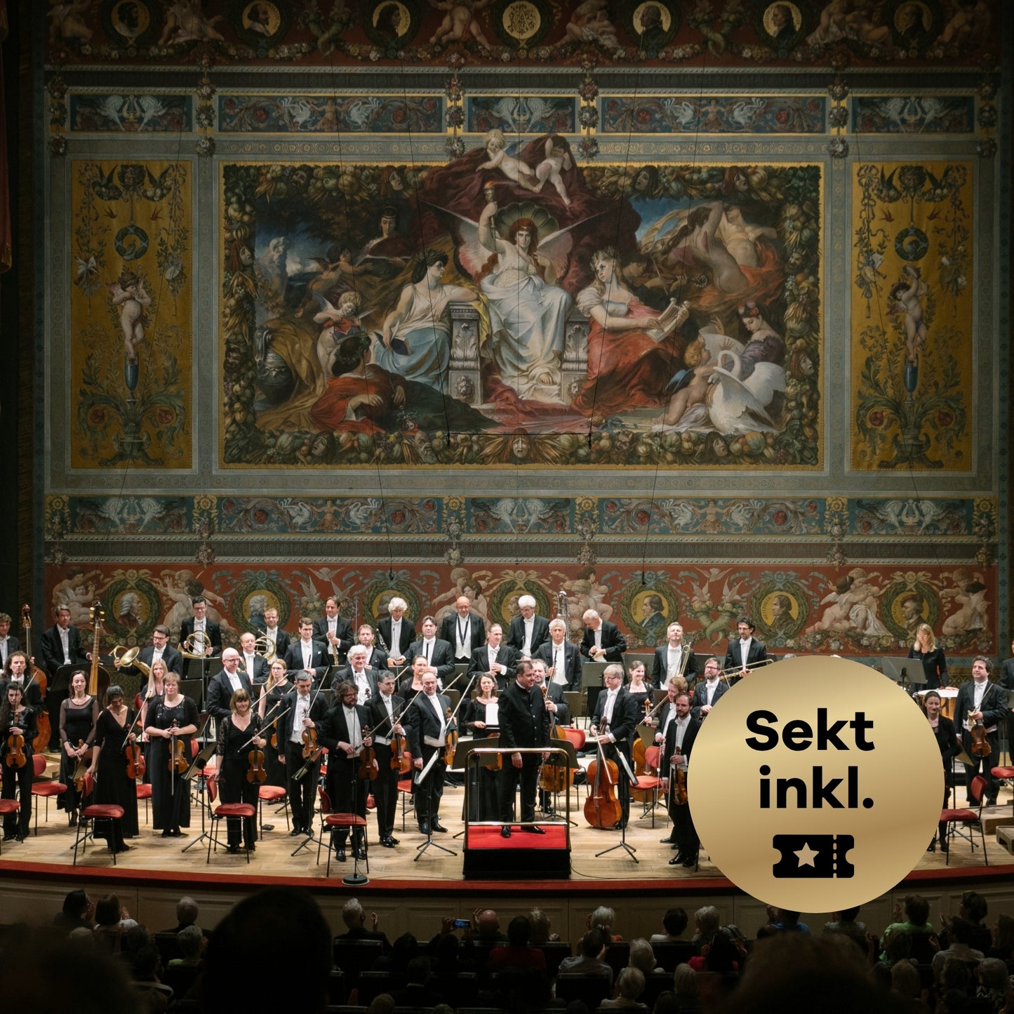 Gruppenfoto des Dresdner Festspielorchesters auf einer Bühne vor einer Wand mit einem großen antiken Gemälde