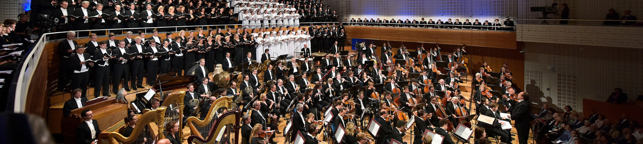 Supertotale eines Konzertsaals mit Orchester und Chor im KKL Luzern Konzertsaa,