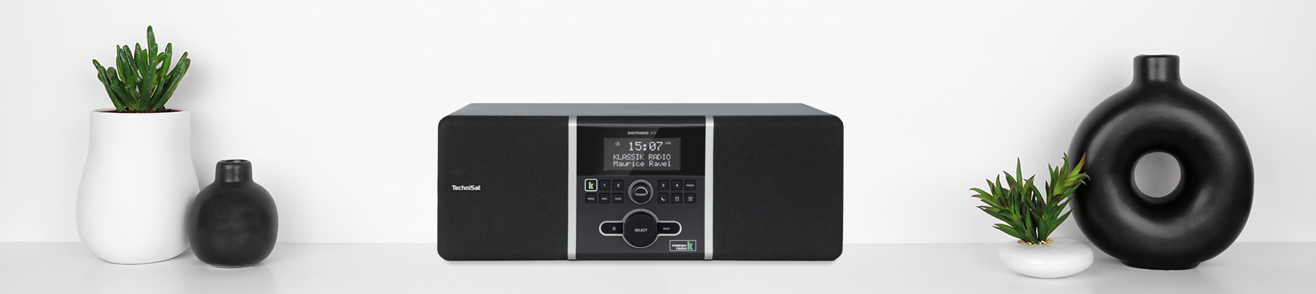 TechniSat DIGITRADIO 305 Klassik Edition, neben Pflanzen und Vasen