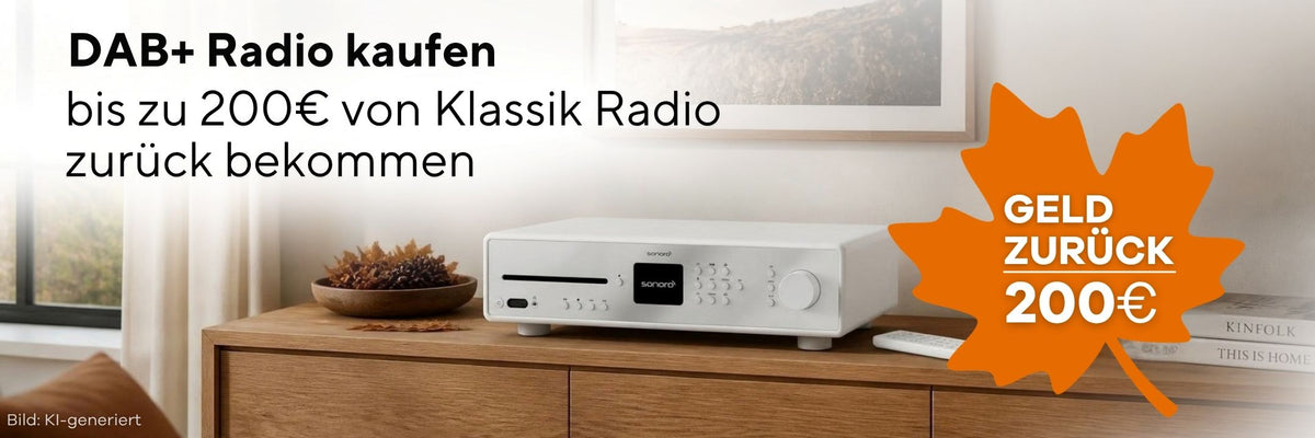 sonoro MAESTRO in Weiß steht auf einer Holzkommode in einem herbstlich eingerichteten Wohnzimmer mit weißen und braunen Farben