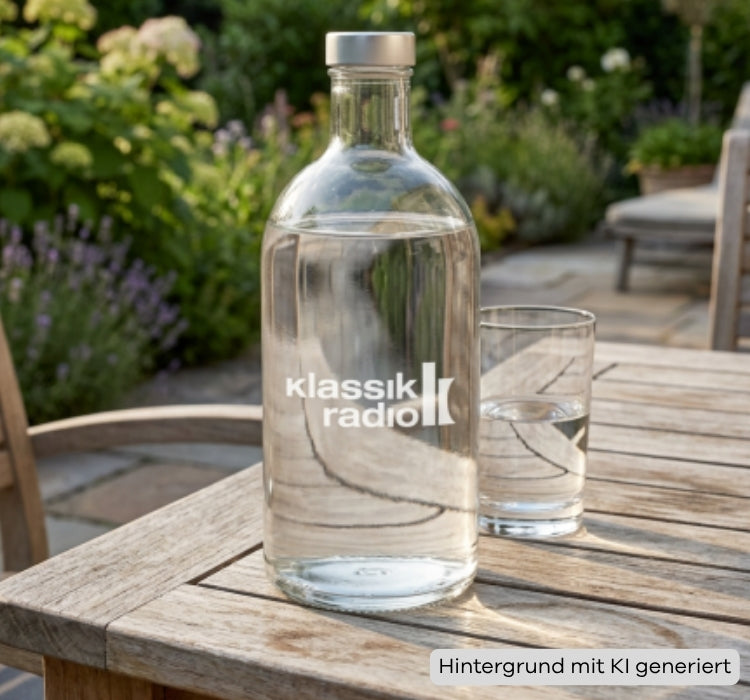 Klassik Radio Glasflasche auf Terassentisch mit Glas daneben, Hintergrund mit KI generiert