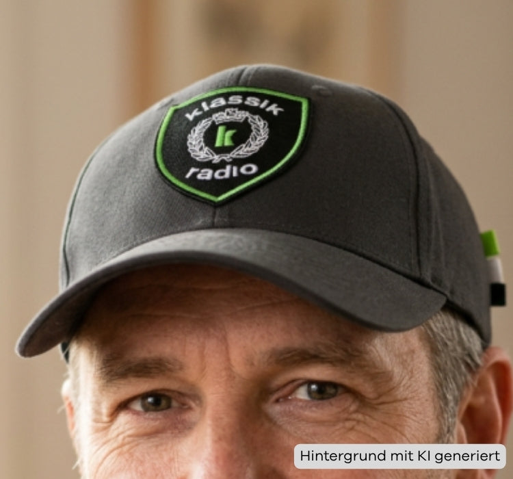 Klassik Radio Schilmütze auf dem Kopf eines Mannes, mit KI generiert