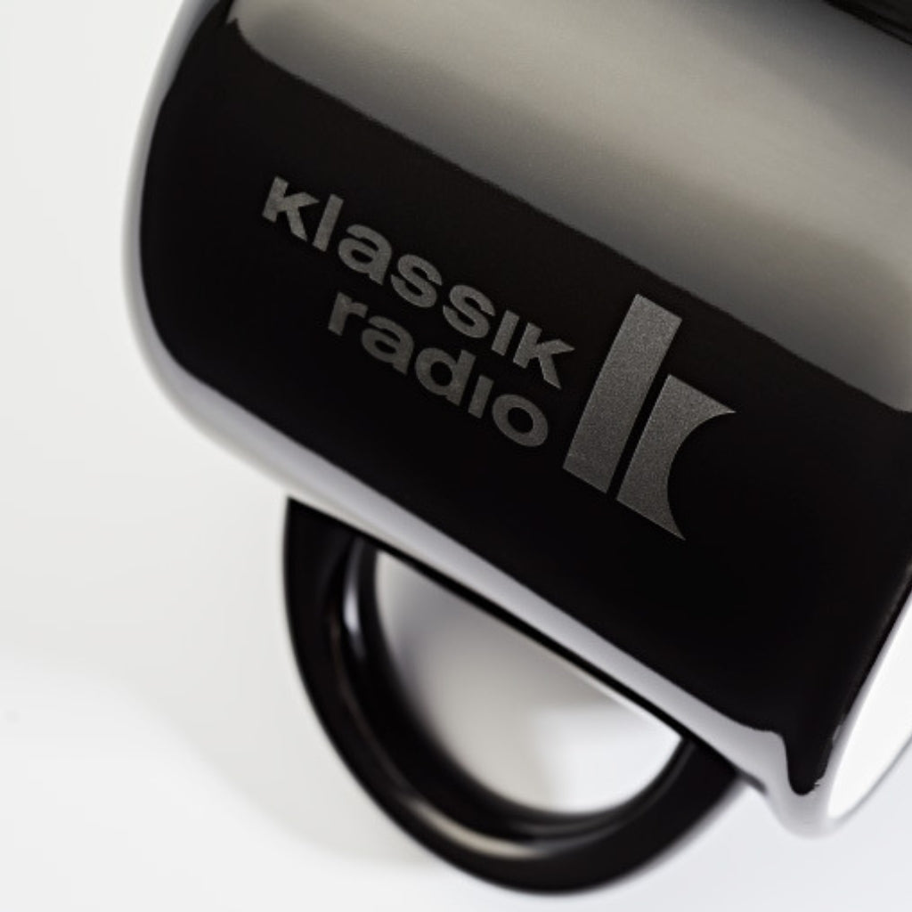 Klassik Radio Tasse rangezoomt, damit man das Logo auf der Tasse gut sehen kann