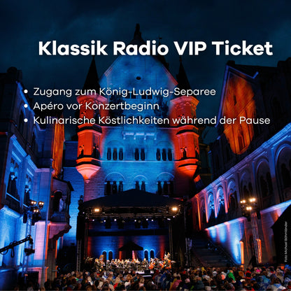 Schloss Neuschwannstein bei nacht mit Konzertbeleuchtung. Text: Klassik Radio VIP Ticket: Zugang zum König-Ludwig-Separee, Apéro vor Konzertbeginn, kulinarische Köstlichkeiten während der Pause