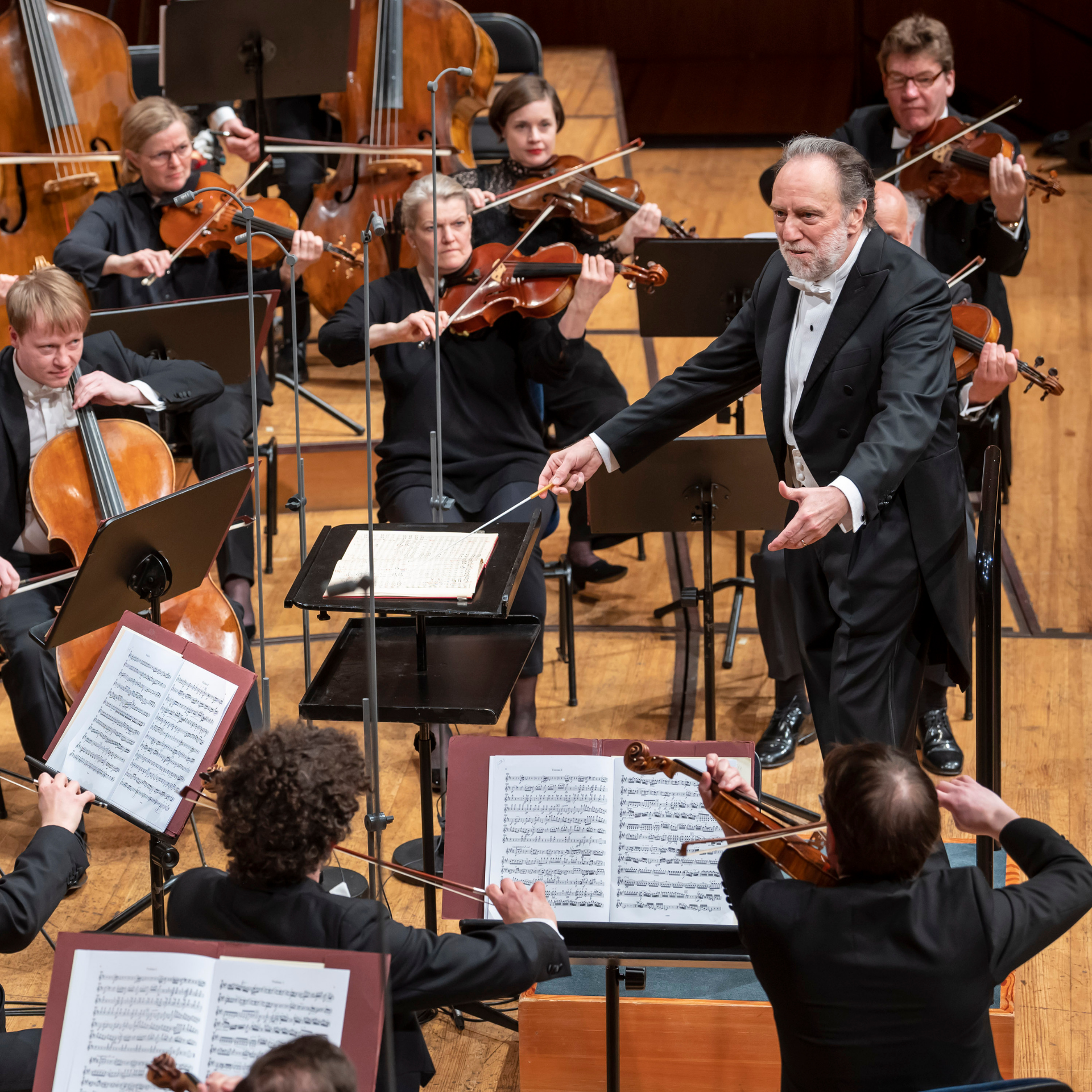 Nahaufnahme des Dirigenten Chailly für das Lucerne Festival Orchestra während des Dirigierens im Orchester