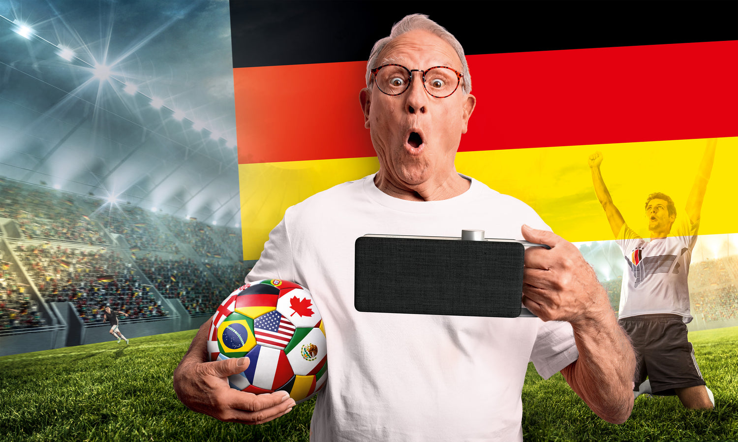 Fußballstation im Hinterrund, die Deutschland-Flagge, vorne ein älterer Mann mit Fußball im Arm und dem TV Sprachverstärker OSKAR