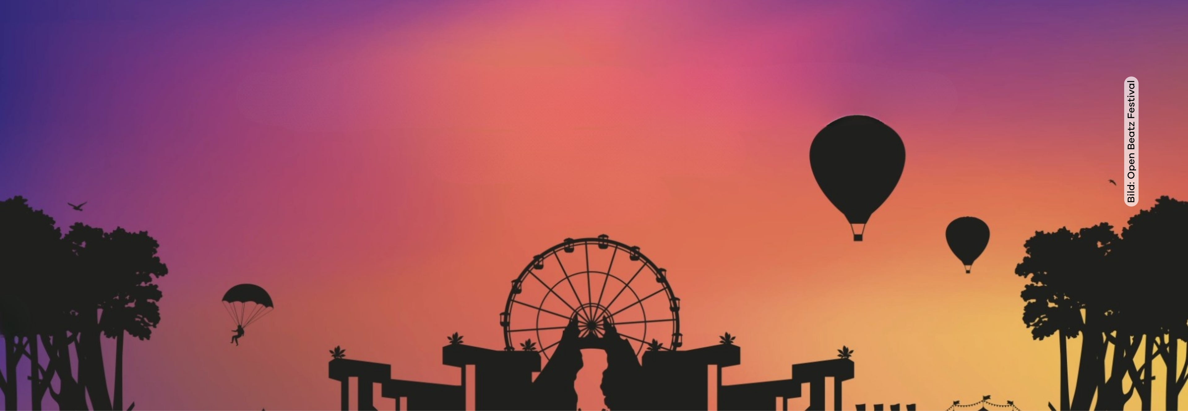 Farbverlauf vom Himmel am Abend mit Scherenschnitten von Heißluftballon, Festivalbühne, Riesenrad und Bäumen