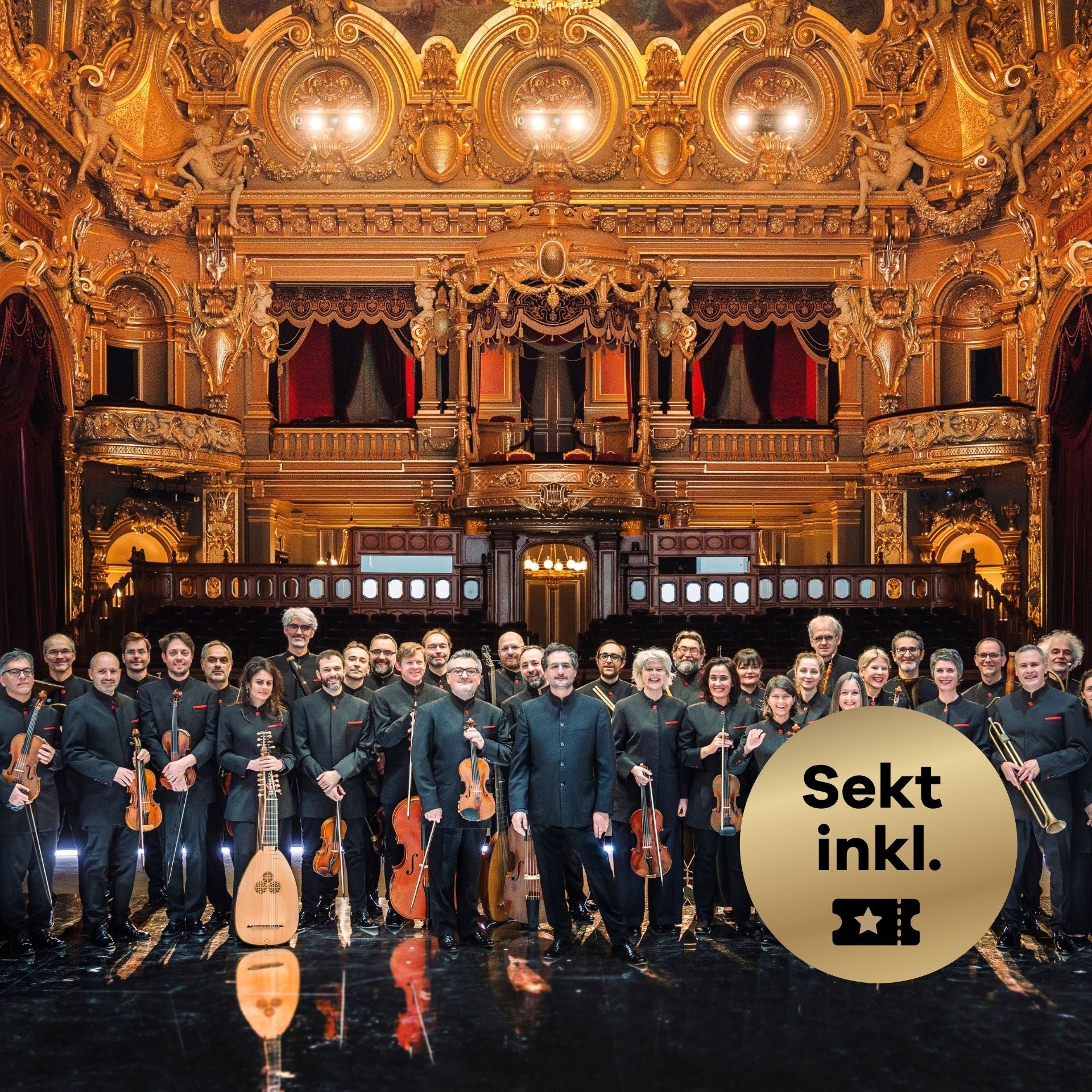 Gruppenfoto des Les Musiciens du Prince-Monaco, im Hintergrund ein goldener Saal