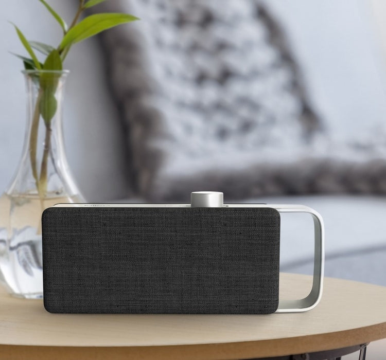 Oskar TV Sprachverstärker auf Beistelltisch im Wohnzimmer