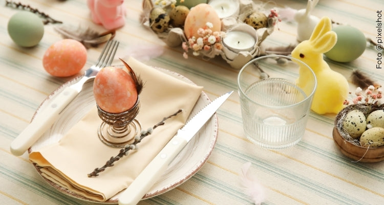 festlich gedeckter Ostertisch mit Eiern und Hasen