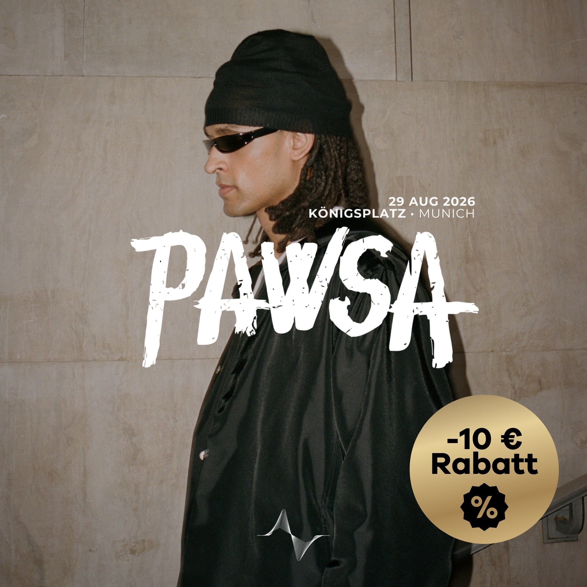 Portrait des DJ PAWSA im Profil vor einer Steinwand mit Störer 10 Euro Rabatt