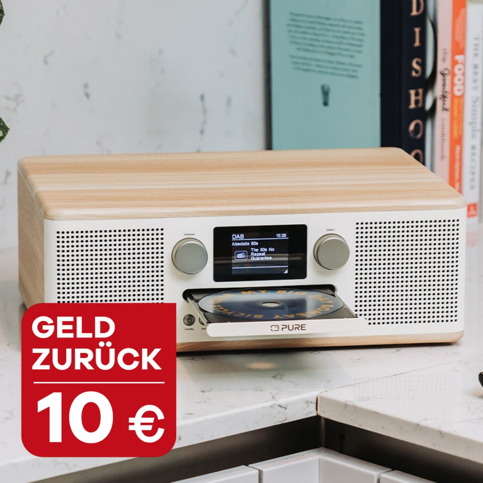 PURE Classic C-D6 DAB+ Radio steht auf einer Küchenzeile mit weißer Marmoroberfläche, hinter dem Radio ein paar Bücher an die Wand gelehnt