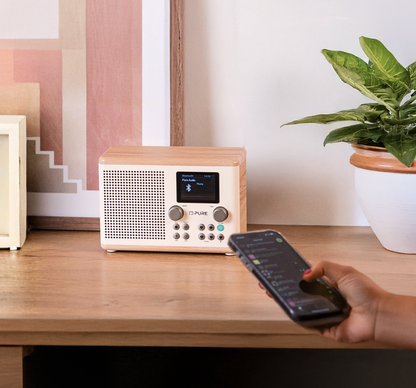 Das PURE Classic H4 Radio steht auf einer Kommode