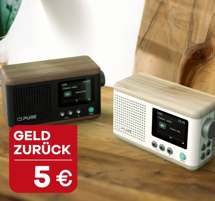 Zwei PURE Classic Mini auf einer Holzkommode, 5 Euro Geld zurück