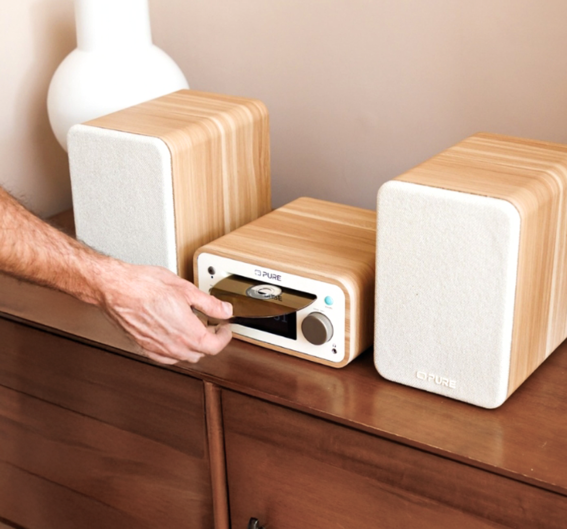 PURE Stereo Mini Anlage auf einer Kommode