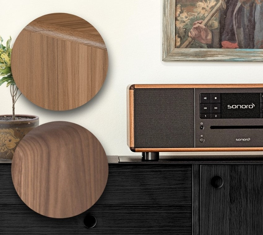 Verschiedene Holzfarben und muster und daneben ein Radio mit Holz-Gehäuse