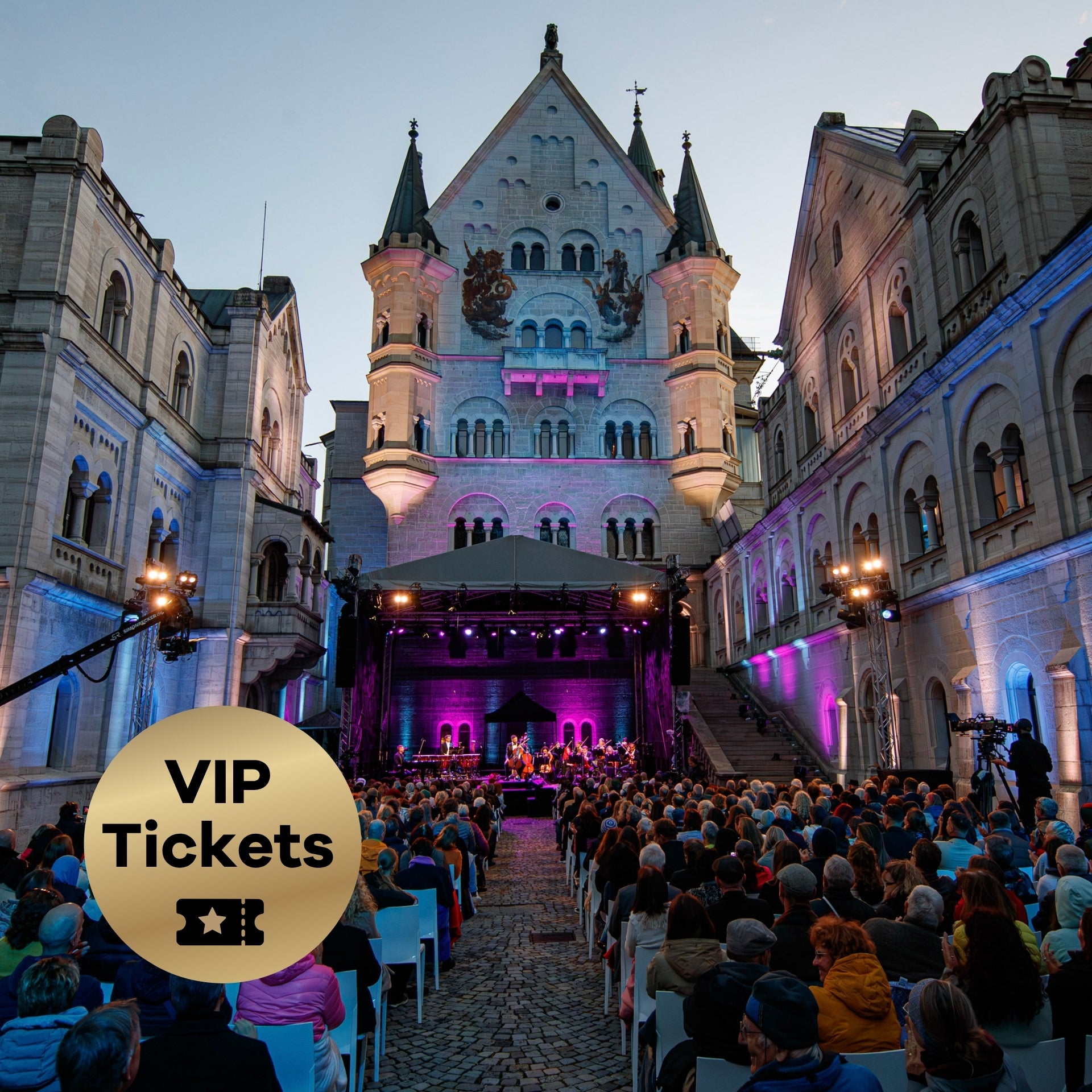 Schloss Neuschwanstein Konzert im Schlosshof - Copyirght Michael Boehmlaender