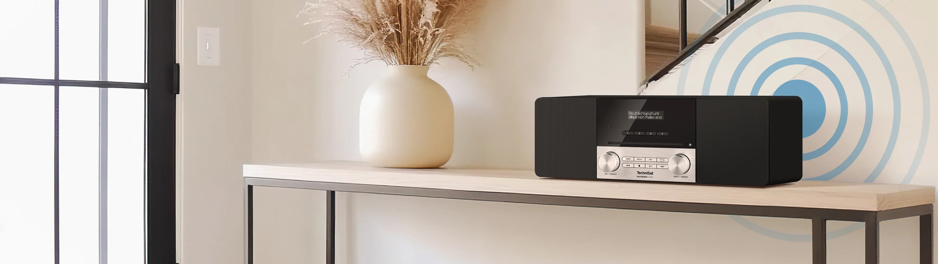 TechniSat Digitradio 3 ASA auf einem Sideboard mit Blumenvase