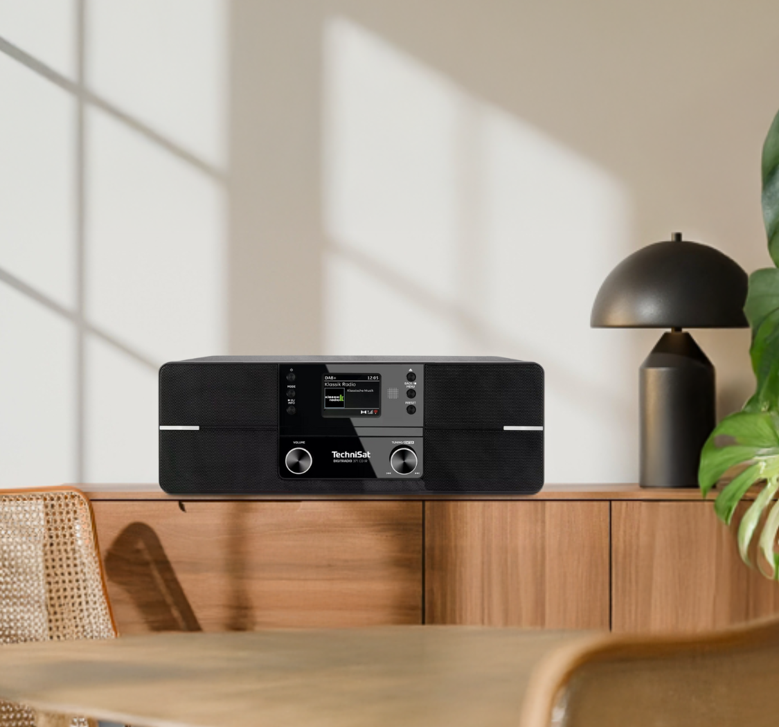 Das Technisat Digitradio 371 CD IR steht auf einer Kommode
