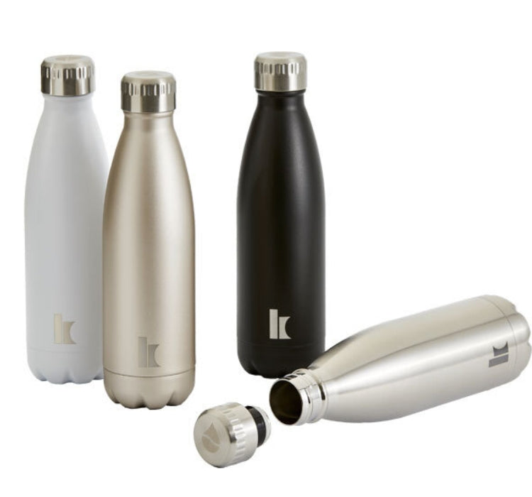 Klassik Radio Trinkflasche in schwarz, weiß und silber, 3 Flaschen stehen und eine liegt.