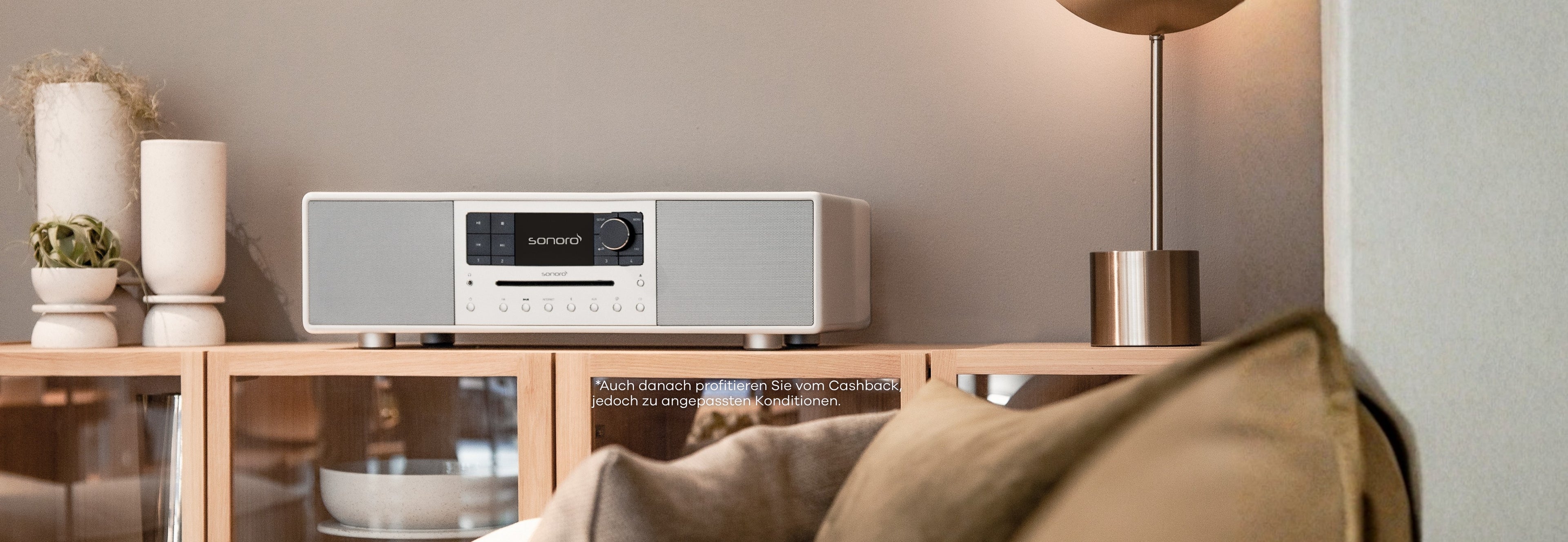 sonoro Prestige auf einem Sideboard im Wohnzimmer
