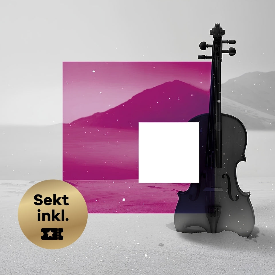 Schwarzweiß-Aufnahme einer Geige, die senkrecht in einer schneebedeckten Ebene steckt, es schneit, kleine Schneehügel im Hintergrund, ein magentafarbenes Quadrat als Logo in der Mitte des Bildes