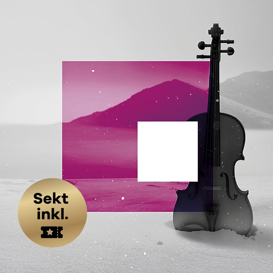 Schwarzweiß-Aufnahme einer Geige, die senkrecht in einer schneebedeckten Ebene steckt, es schneit, kleine Schneehügel im Hintergrund, ein magentafarbenes Quadrat als Logo in der Mitte des Bildes