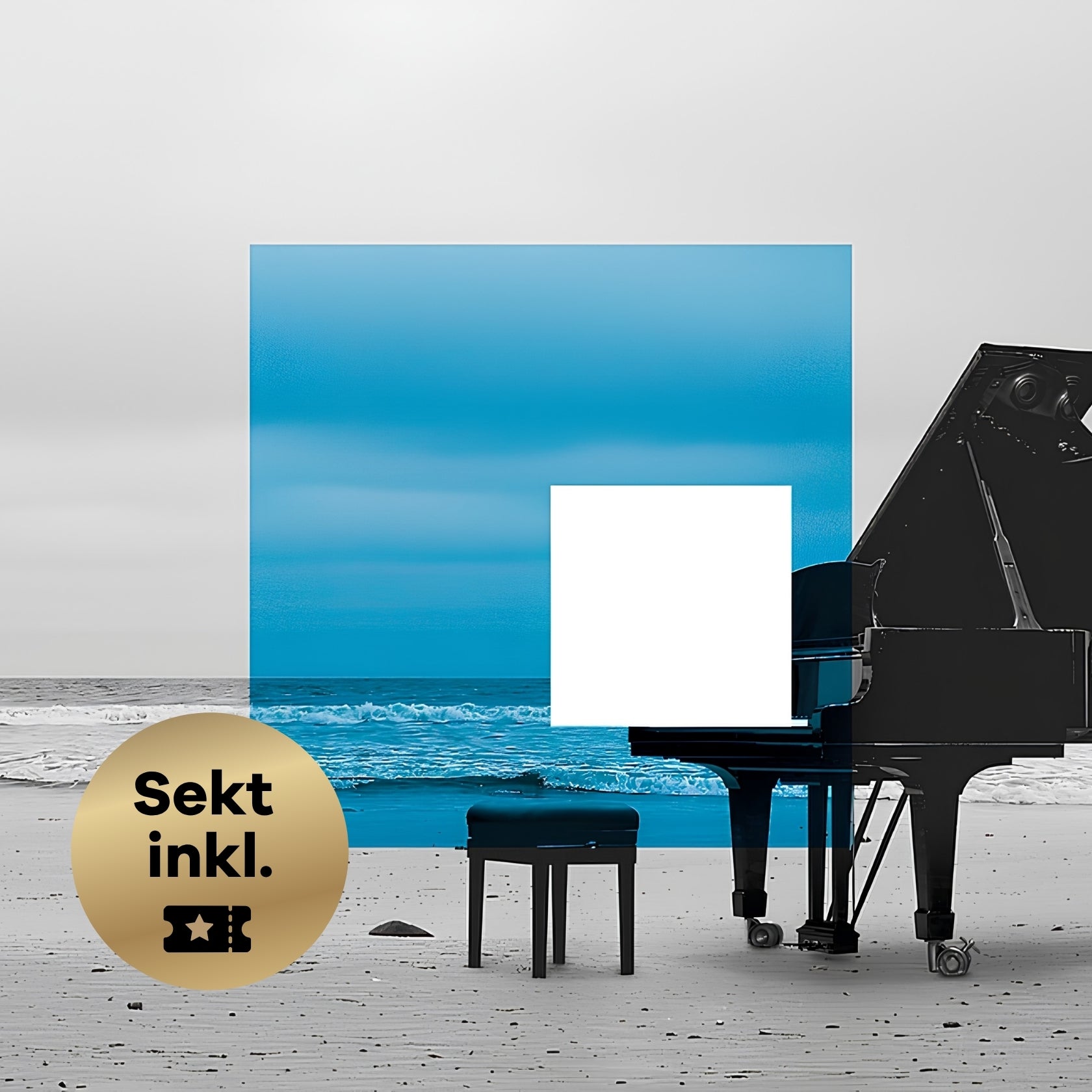 Schwarzweißaufnahme eines einsamen Pianos an einem Strand, in der Mitte ein transparentes blaues Quadrat als Logo