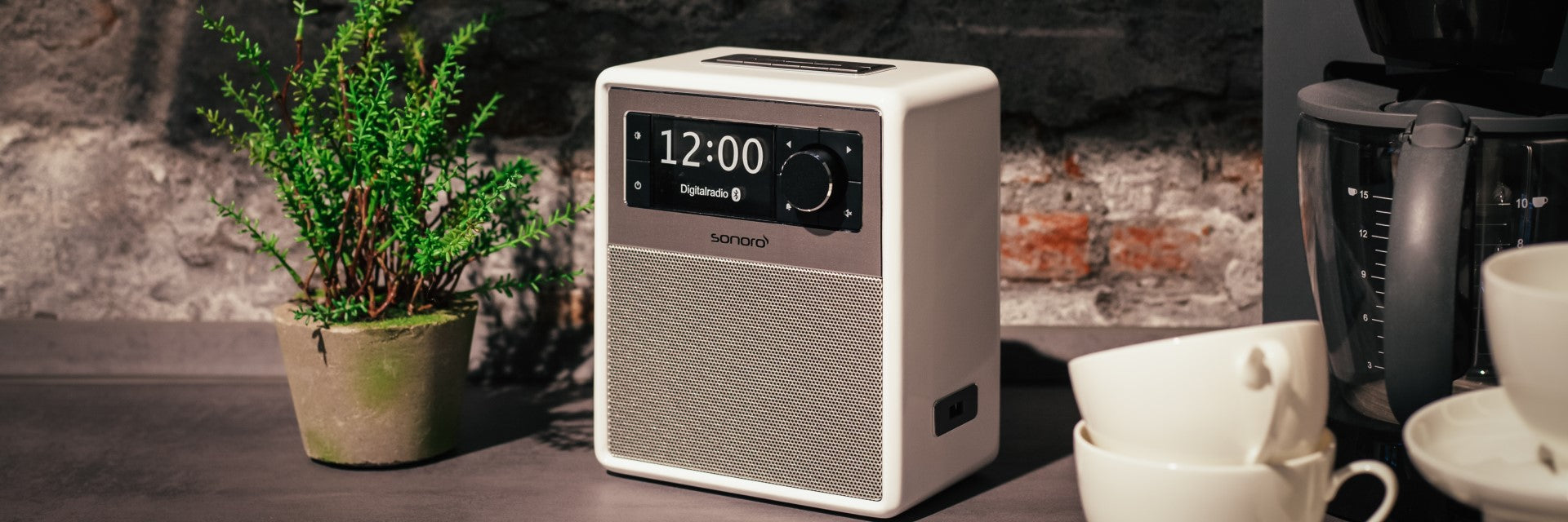 sonoro EASY, weiß, neben Kaffeemaschine
