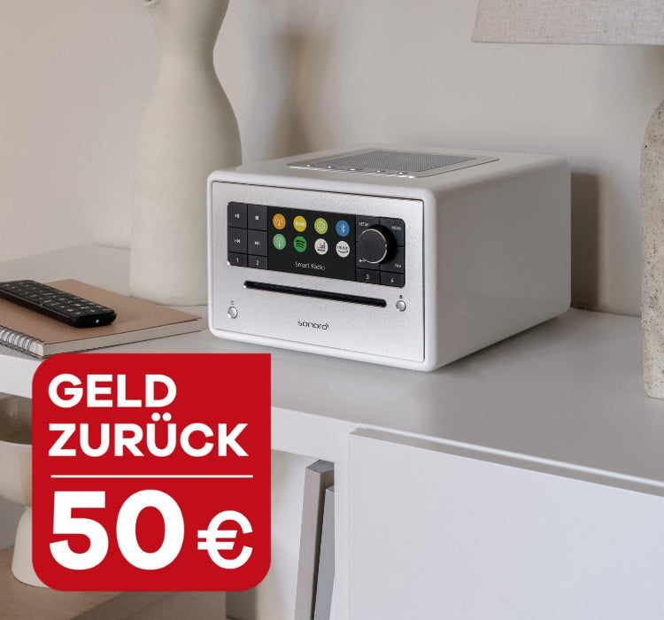 sonoro ELITE All-in-one Soundsystem mit CD Player auf einem weißem Sideboard, im Vordergrund der Text "Geld zurück: 50 Euro"