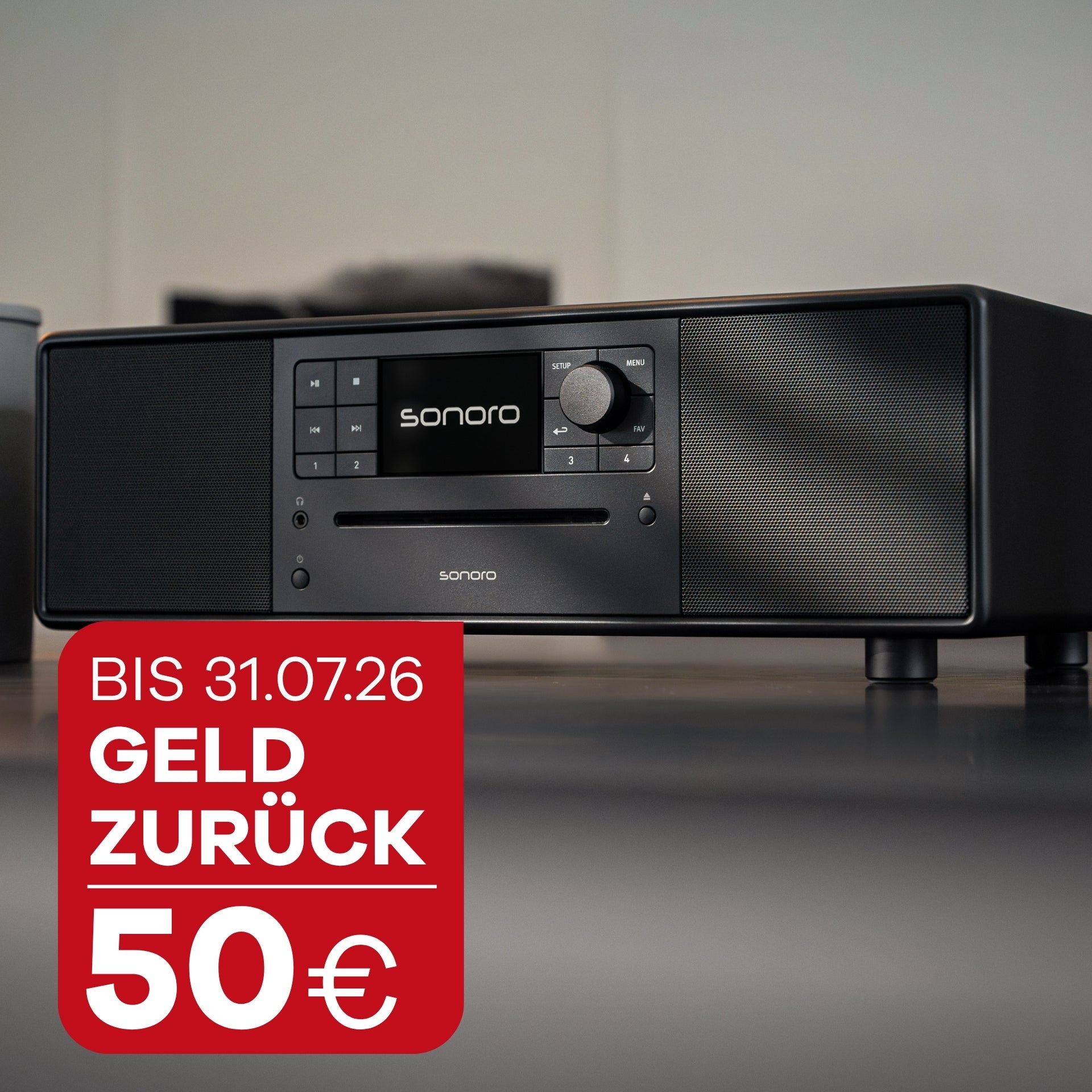 sonoro PRESTIGE Radio in schwarz, welches von der Sonne durchs Fenster angeleuchtet wird, Störer mit bis 31.07.26 50 Euro Geld zurück