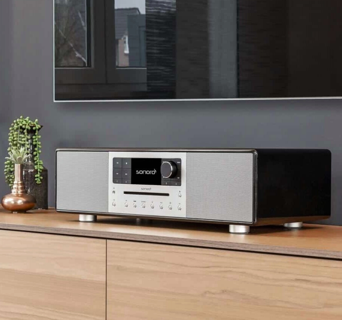 Der sonoro Prestige steht in einem Wohnzimmer