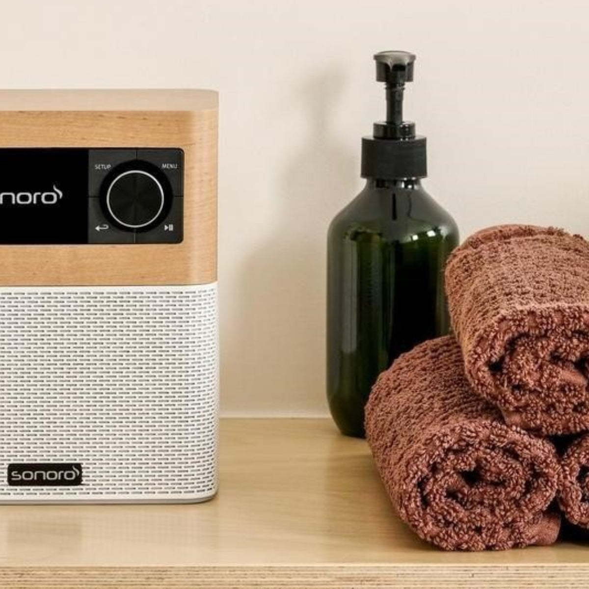 sonoro Stream neben Seifenspender und Handtüchern